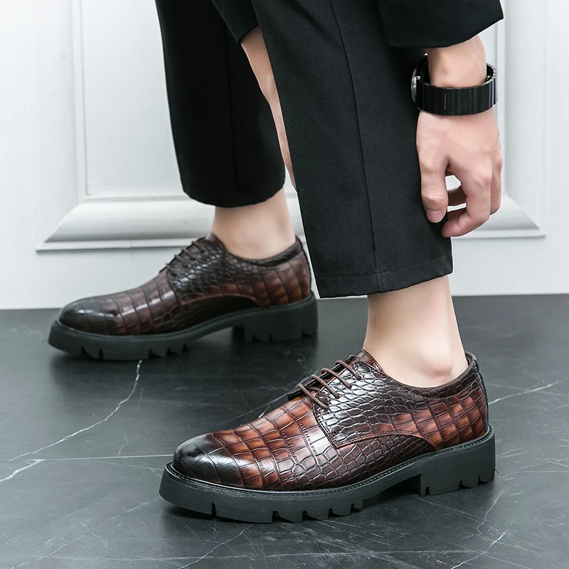 Мъжки черни модела обувки на платформа; Луксозна марка Бизнес Кожени обувки за мъже; Светският сватбени обувки с остър пръсти; Мъжки ежедневни обувки;