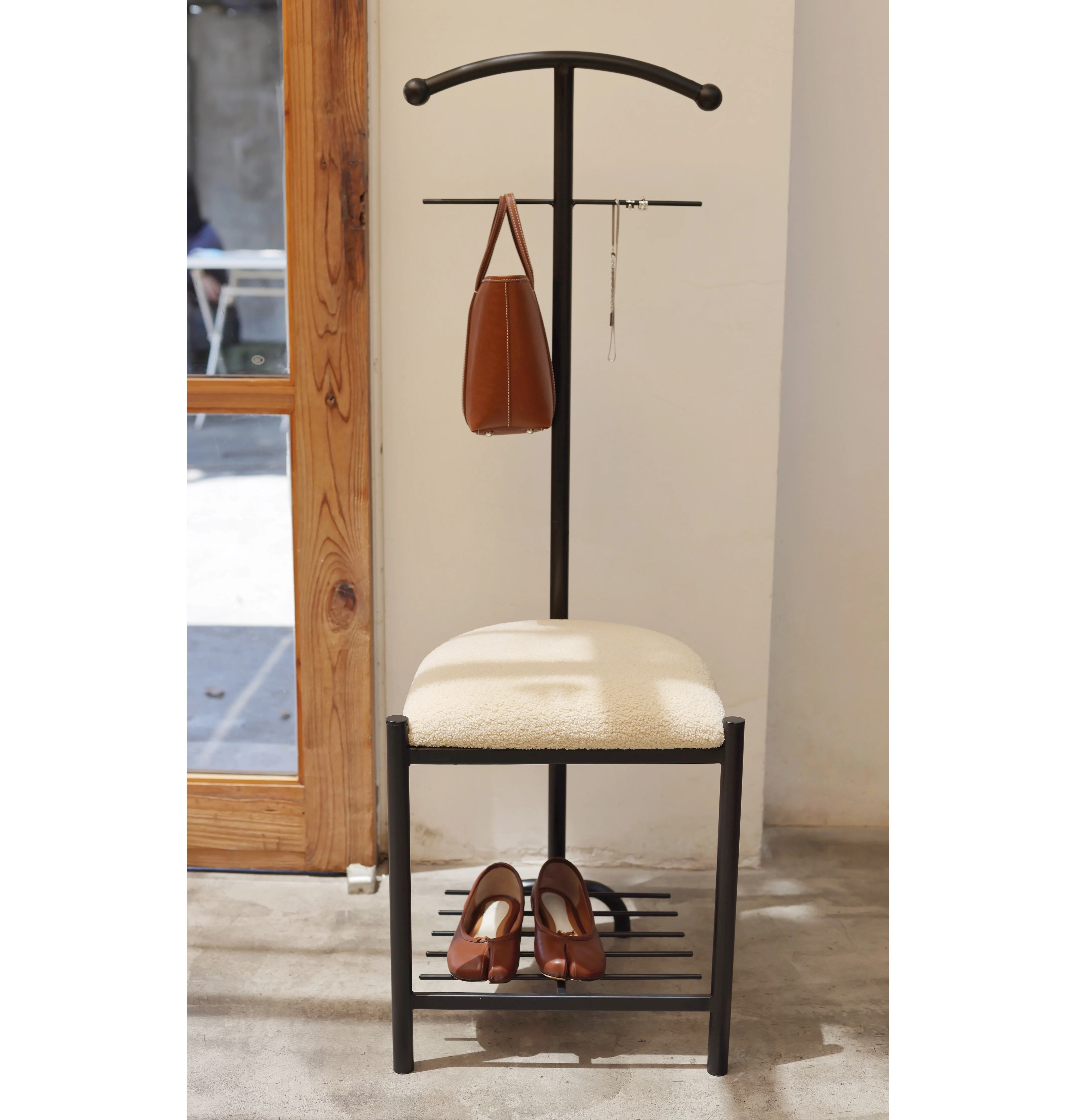 Закачалка за дрехи, изчистен столче за преобличане на обувки, входна врата