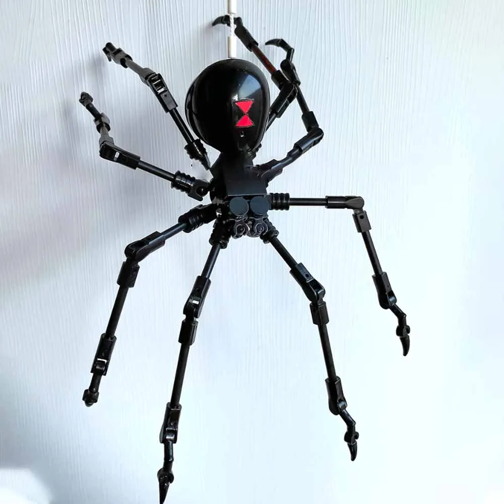 Отровен паяк е черната вдовица, строителни блокове, определени тухли, детски играчки в подарък