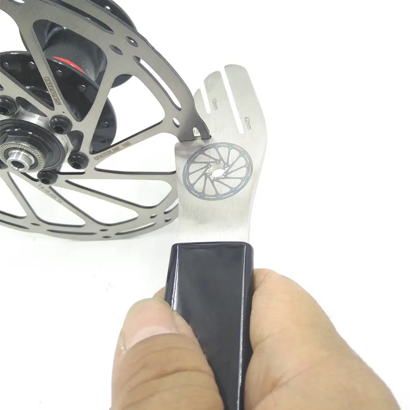 Инструмент за ремонт на дисковата спирачка на мотора G146 Гаечен ключ е Инструмент за ремонт на ротора имат противоплъзгаща гумена дръжка от неръждаема стомана