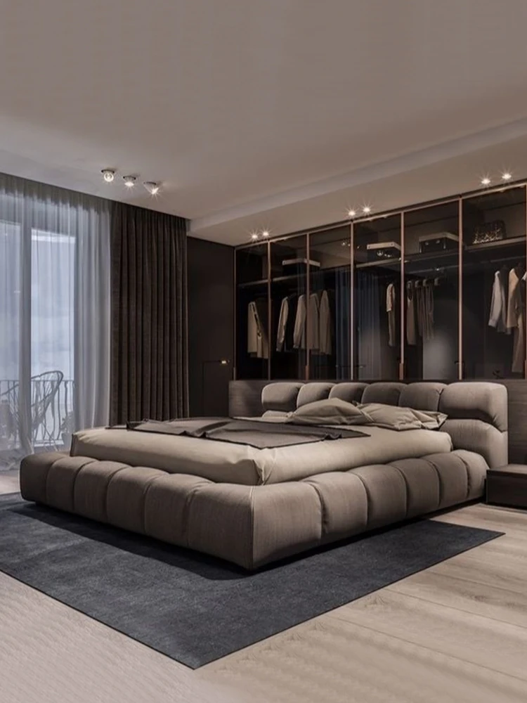Просто модерна спалня в скандинавски стил, художествена легло от слоеной тъкан, на белите дробове луксозни татами
