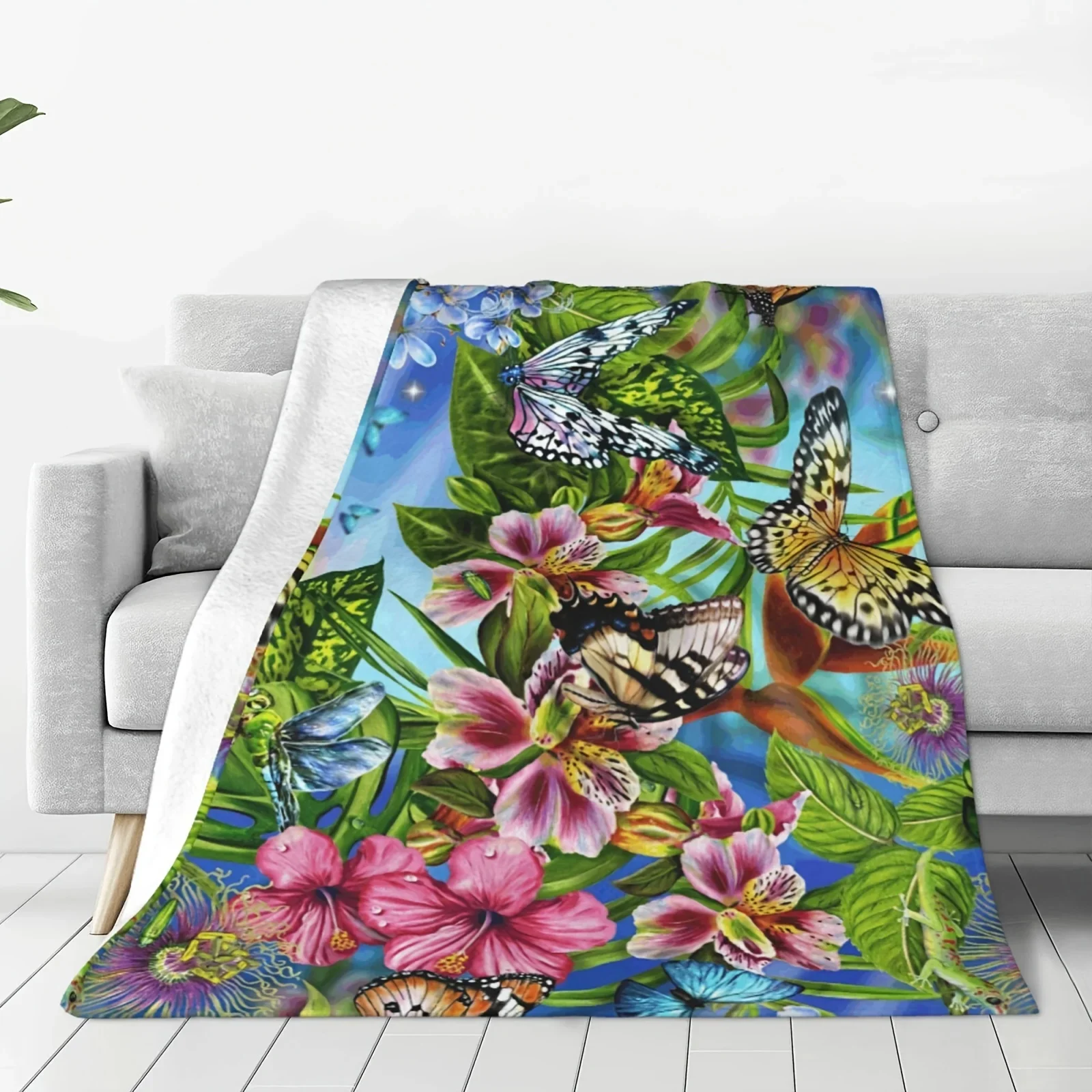 Ярката цветна композиция от тропическа джунгла с принтом във формата на птици, на пеперуди и цветя, начало декор, меко топло одеяло