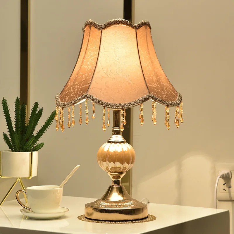 Настолна лампа в европейски стил, нощна лампа за спални, тъчпад Проста модерна и романтична креативна домашна нощно шкафче в стил ретро, лампи за декор