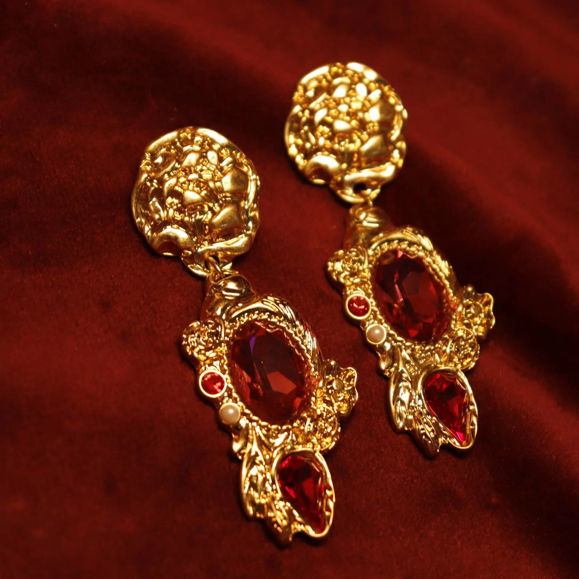 Нови модни Леки Луксозни Реколта Позлатени обици-висулки от полу-скъпоценни камъни във формата на цвете от стъкло за жени