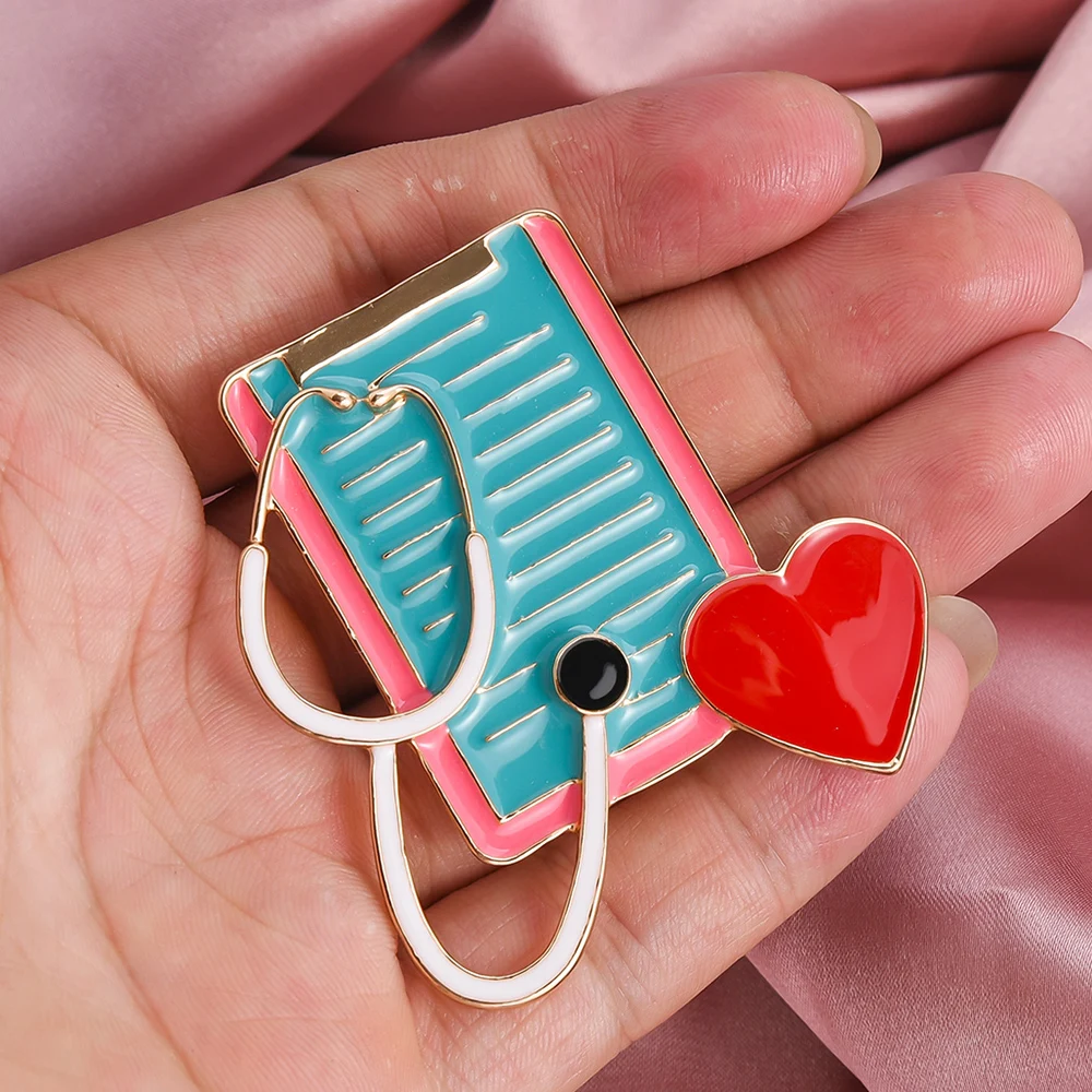 Медицински стетоскоп, Синя брошка във формата на тетрадка, червен емайлирана игла във формата на сърце, иконата на лекари и медицински сестри за студентски подарък с Високо качество